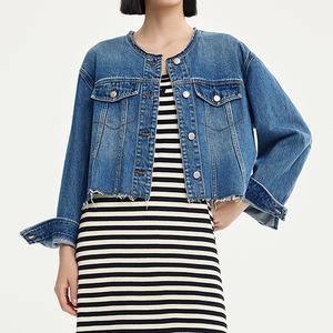 جاكيت جينز نسائي مخصص من مصنع LARSUR، صديق للبيئة، مصنوع من الليوسيل الناعم، بتصميم بومبر، بغسيل متقن، بأزرار، قصير - Product Image 1