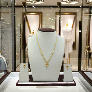 Ensemble collier et boucles d'oreilles élégants en or avec pendentif en pierre rouge, design traditionnel, bijoux fins, cadeau pour femme - Product Image 3