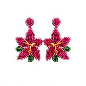 Pendientes de Flores Bordadas a Mano con Cuentas, Color Rosa con Hojas Verdes y Centro Amarillo para Mujer, Joyería para Navidad y Año Nuevo - Product Image 1