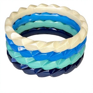 Juego de Pulseras Geométricas de Resina Acrílica, Cuatro Pulseras Apilables en Azul Turquesa, Marino, Crema, Coloridas, Modernas, Unisex - Product Image 1