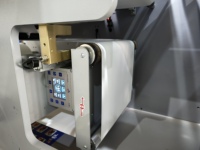 Imprimante d'étiquettes UV jet d'encre rouleau à rouleau Nexus 350J tout-en-un avec laminage, découpe, récupération des déchets et refendage