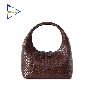 Borsa a Spalla in Pelle Blu con Logo Personalizzato per Donna, Design Luna, Borsa a Mano in Pelle Personalizzata per Signora - Product Image 3