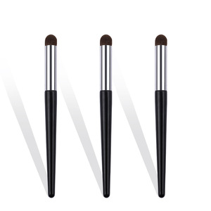Brocha de Maquillaje con Punta de Precisión, Fibra Sintética Suave, Mango de Madera, para Detalles Faciales, Venta al Por Mayor OEM - Product Image 1