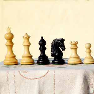 Jeu d'échecs en bois, design classique, noir et couleur naturelle, durable, pour jouer, unisexe - Product Image 1