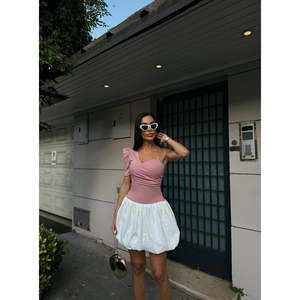 Chemisier en mousseline blanc asymétrique à une épaule pour femme, avec manches élastiques style princesse, idéal pour les soirées - Product Image 1