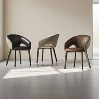Fauteuil de salle à manger en cuir au design délicat, style italien, avec dossier incurvé élégant et structure en fer massif.