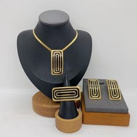 Ensemble de bijoux au design minimaliste, nouveau modèle carré à texture rayée, plaqué or 18 carats pour femmes