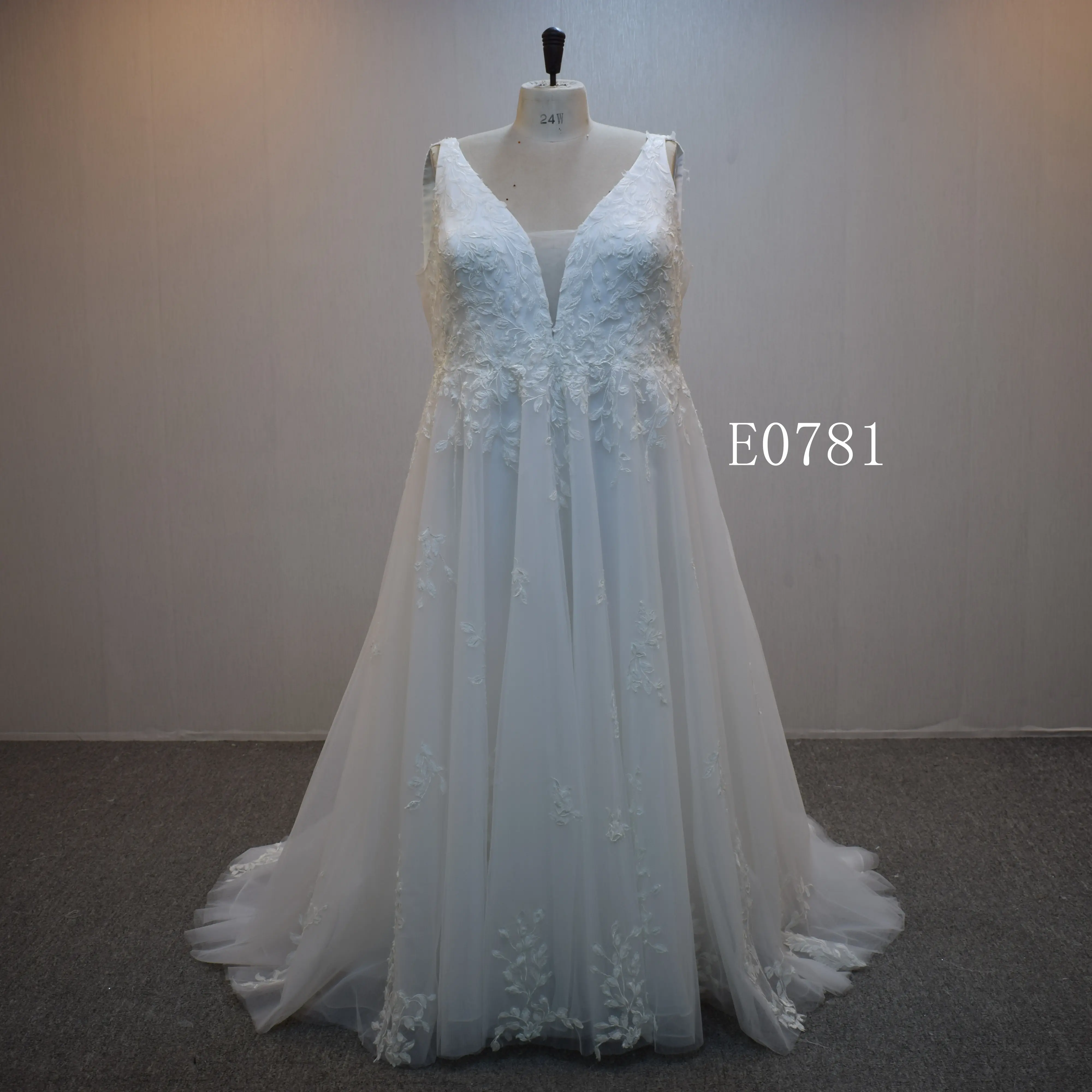 New Collection Sleeveless Ivory Bridal Dress V-neckline Lace Wedding Gown with Zipper