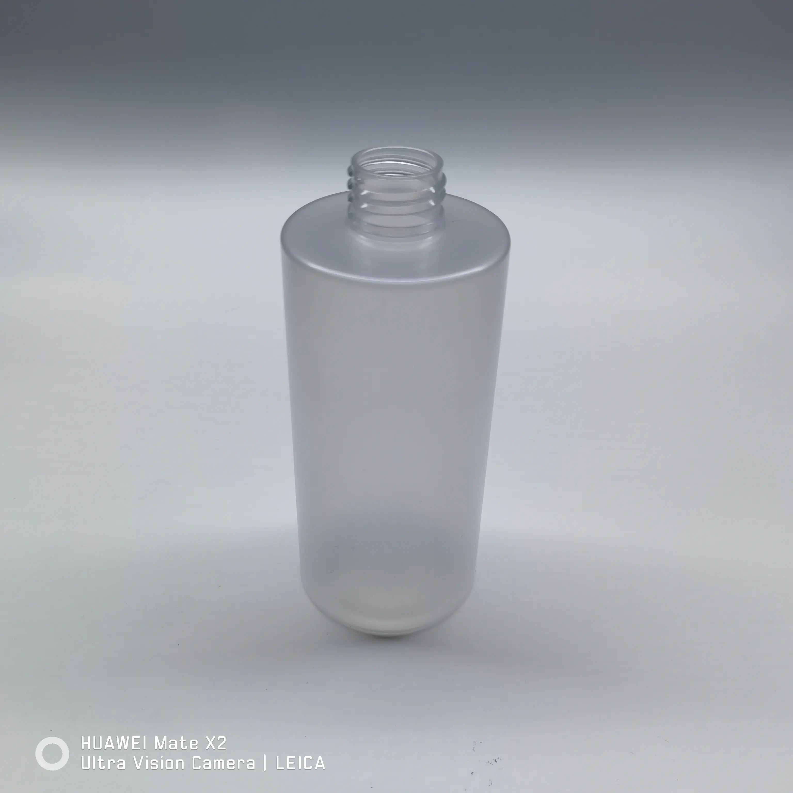 قارورة شفط للجسم بلاستيكية مجمدة 250 مل فارغة شعار مخصص قنينة شامبو زجاجة بغطاء للعناية الشخصية