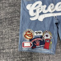DENIMGUYS Short en jean pour homme, style européen et américain, été, personnalisé, effet vieilli, avec broderies, patchs et appliques, et surpiqûres en zigzag