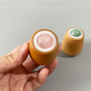 スキンケアとアイ用に設計されたローラーとハンドマッサージャーを含むフェイシャルマッサージツール木製ハンドル翡翠素材が特徴 - Product Image 2