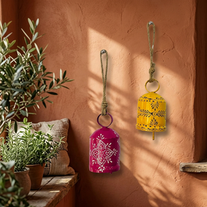 Campana de Metal Hecha a Mano para Colgar en la Pared, Decoración de Estilo Tradicional en Rosa y Amarillo, Decoración Navideña para Interiores - Product Image 5