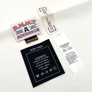 T-Shirt in stile personalizzato per abbigliamento con marchio di <span class=keywords><strong>etichette</strong></span> per prodotti di fabbrica <span class=keywords><strong>etichette</strong></span> personalizzate <span class=keywords><strong>etichette</strong></span> in tessuto satinato per abbigliamento - Product Image 3