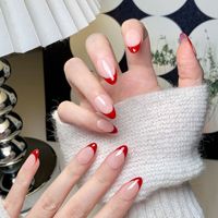 Ongles à presser courts en amande faits à la main, rouge classique, French manucure élégante, usage quotidien, luxe artisanal avec colle, ongles en gel pour doigts