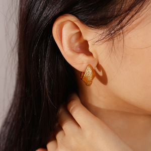 Pendientes Huggie Luna Creciente de Acero Inoxidable con Baño de Oro de 18K y Acabado Esmerilado, Joyería de Moda - Product Image 4