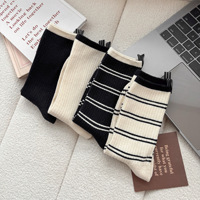 Chaussettes tendance pour femmes, chaussettes décontractées rayées minimalistes noires et blanches avec étiquette tissée pour un usage quotidien