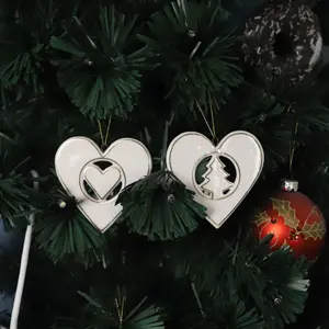 Venta al por mayor de cerámica pequeño en forma de corazón pequeño colgante árbol de Navidad personalizado venta directa de fábrica pueblo adorno colgante