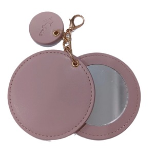 Espejo de maquillaje redondo portátil de cuero PU, plegable y compacto con llavero para mujeres, para viajes. - Product Image 5
