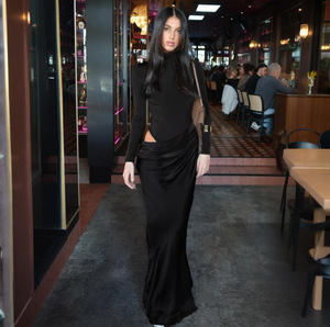 T-0987 Abito Lungo Nero Autunno 2025, Stile Sexy ed Elegante, in Raso con Inserti Traforati per Donna - Product Image 2