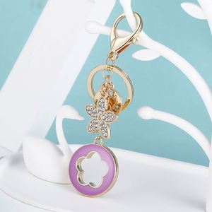 Nouveau porte-clés de voiture en alliage avec strass et motif trèfle à cinq feuilles porte-bonheur, pendentif créatif, cadeau - Product Image 3