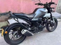 H0nda1 CBF190TR est une moto rétro simple. 190cc avec une puissance fluide, fiable et économe en carburant.