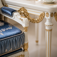 Ensemble de fauteuils en bois blanc doré de style baroque français, ensemble de table d'appoint de luxe en soie bleue jacquard, 3 pièces pour salon