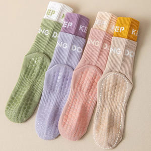 Chaussettes de yoga antidérapantes mi-mollet pour le printemps et l'été, idéales pour le Pilates et les entraînements en intérieur, avec collants effet peau de requin - Product Image 1