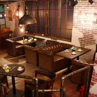 Ensemble de mobilier de restaurant commercial, canapé en cuir marron, banquette capitonnée et table à manger en bois pour café et salon de thé