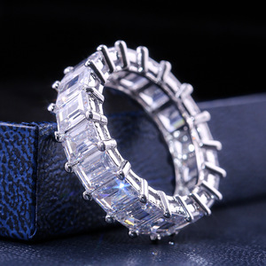 Anello di Lusso a Cerchio Completo, Elegante Gioiello da Donna per Fidanzamento, Anello con Accenti Scintillanti - Product Image 5