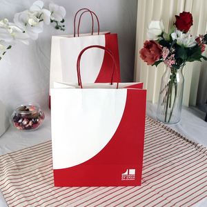 Bolsa de Regalo de Papel Kraft de Lujo con Logotipo Impreso Personalizado, Reciclable, para Zapatos, Ropa y Compras - Product Image 4