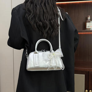 Sac à bandoulière Y2K tendance pour femme en cuir PU avec nœud perlé, sac fourre-tout à porter sous le bras - Product Image 2