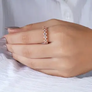 Anillo Moderno de Oro Rosa con Diamantes Baguette para Mujer, Banda Eterna Apilable, Joyería Elegante y Minimalista - Product Image 3