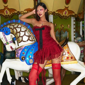 Robe trapèze sans bretelles, silhouette flatteuse, rouge vintage, en spandex/polyester, détail nœud exclusif, respirante et lavable - Product Image 2