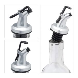 <span class=keywords><strong>Bouteille</strong></span> carrée en verre de vinaigre <span class=keywords><strong>d</strong></span>'<span class=keywords><strong>huile</strong></span> <span class=keywords><strong>d</strong></span>'<span class=keywords><strong>olive</strong></span> 150ml 250ml 500ml sans goutte <span class=keywords><strong>avec</strong></span> <span class=keywords><strong>bec</strong></span> en acier inoxydable et support de poignée en métal <span class=keywords><strong>pour</strong></span> la cuisine - Product Image 3