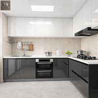 Armoires de cuisine modernes sans poignées, finition brillante, design personnalisé, portes en panneaux plats laminés, faciles à nettoyer, en bois.