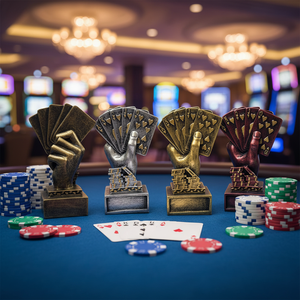 Trofeo in Resina a Forma di Mano di Giocatore di Poker, Colore Bronzo Rosso, Premio per Tornei Professionali e Serate di Poker - Product Image 1