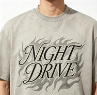 T-shirt oversize à col rond Kornit DTG gris fumé avec imprimé flamme cursive délavé et ourlet brut – Style streetwear
