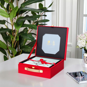 Maleta de cartón de lujo con logotipo personalizado, caja de regalo, embalaje de Año Nuevo chino de gama alta con asa de transporte, materiales reciclados - Product Image 1