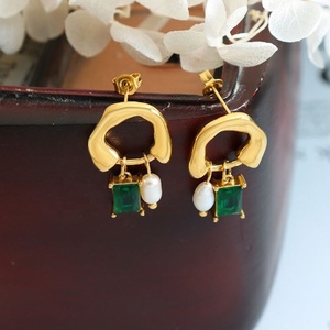 Boucles d'oreilles à clous de mode rétro européenne et américaine, élégantes, avec pendentif en cristal vert, perle d'eau douce, design géométrique unique, tendance dorée - Product Image 3