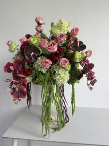 Composizioni floreali pendenti rosa nude e bordeaux per corridoio, con amaranto, anthurium, calla di riso, per centrotavola rossi - Product Image 6