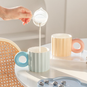 Mug en céramique moderne avec anse jaune, tasse en porcelaine de couleur unie pour le petit-déjeuner, lait ou boisson, design à tasse unique - Product Image 2