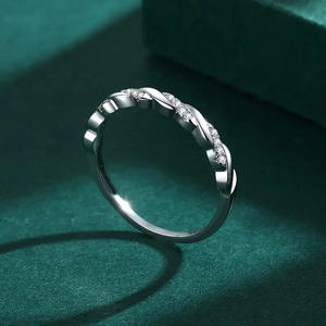 Anello da Donna Q720 in Oro Bianco con Diamante Taglio Brillante Rotondo Colore G Naturale Stile Classico per Fidanzamento - Product Image 3