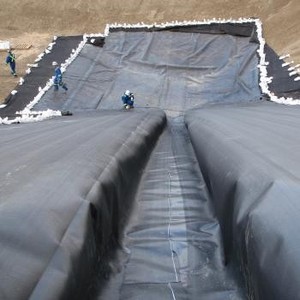 Géomembrane HDPE en gros 1mm 1.5mm 2mm Surface Lisse Anti-Infiltration <span class=keywords><strong>pour</strong></span> <span class=keywords><strong>Bassin</strong></span> de Pêche, Élevage de Crevettes et Ferme Aquacole - Product Image 3