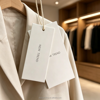 Étiquette suspendue en papier blanc de luxe personnalisée avec votre propre logo, idéale pour les vêtements, les jeans et les cadeaux
