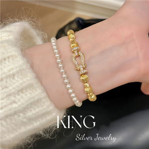 Pulsera de Perlas con Hebilla de Herradura KING Silver Jewelry, Plata de Ley S925 Chapada en Oro, Pulsera de Moda para Mujer - Product Image 5