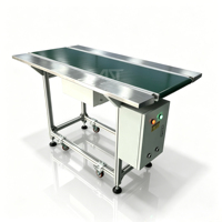 Convoyeur à bande pour ligne d'assemblage robuste AST avec cadre en aluminium et tables en acier inoxydable des deux côtés pour postes de travail manuels