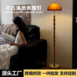 La Lámpara de Pie Retro en el Salón da una Sensación de Lujo. Dormitorio, Hay una Casa de Huéspedes de Estilo Zen Japonés - Product Image 2