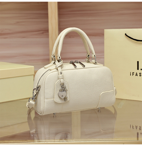 Bolso de Mensajero Tipo Trapeze de Piel Sintética Blanca para Mujer, con Dos Correas, Decoración de Remaches, Cierre de Cremallera, Impermeable, Duradero y de Lujo - Product Image 1