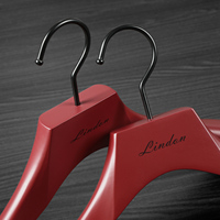 Cintres en bois LINDON Deluxe rouge bordeaux pour costumes, avec logo personnalisé, épaules larges, cintre supérieur et inférieur pour magasin de vêtements