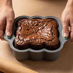 Moule à mini-muffins en silicone réutilisable Good Grips – Petites coupelles de cuisson pour gâteaux et truffes, en stock et personnalisables - Product Image 1